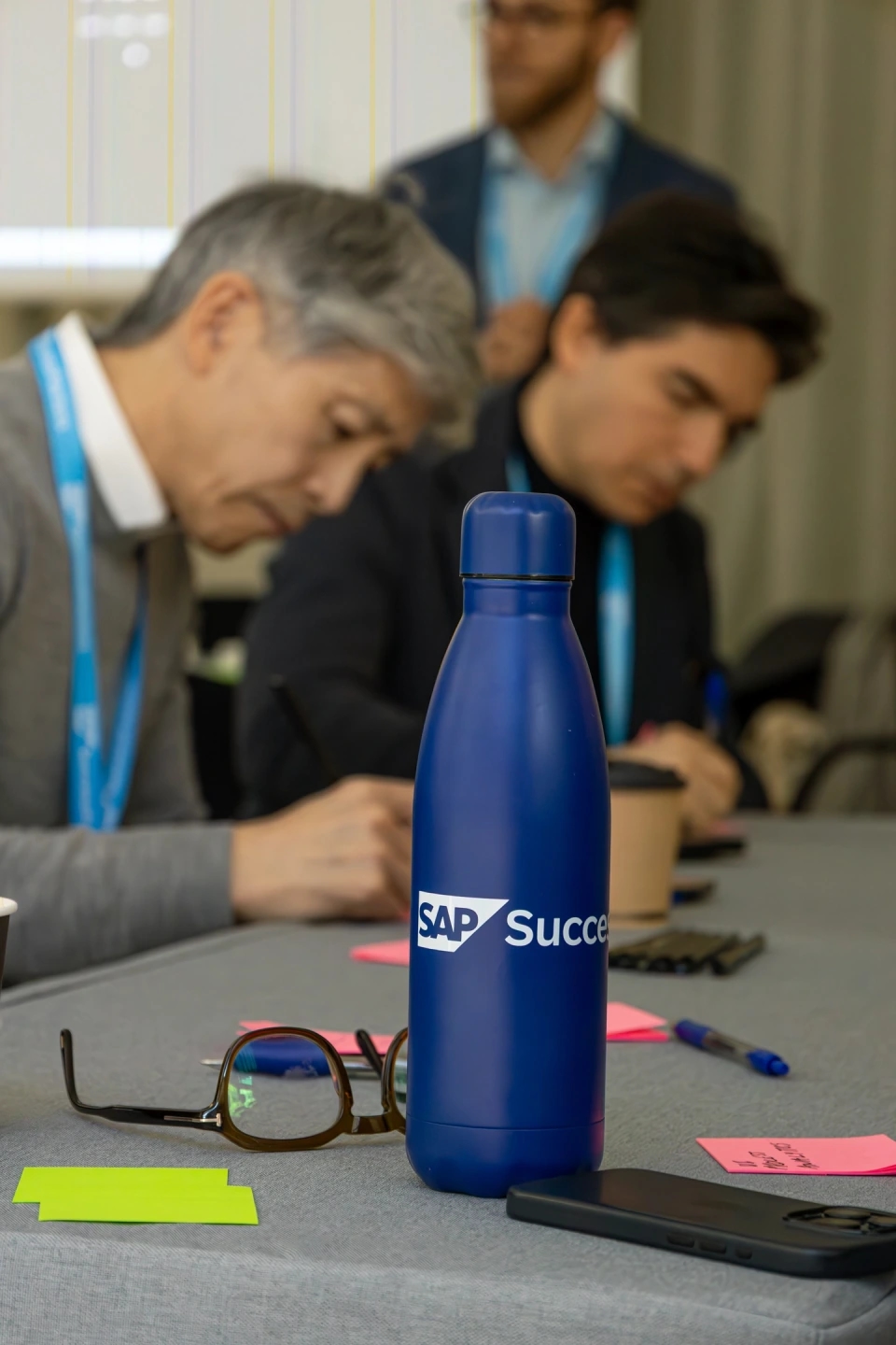 Botella de merchandaising azul de SAP en el teambuilding, en el evento SAP Partner summit Barcelona 2025 en La illa Diagonal.