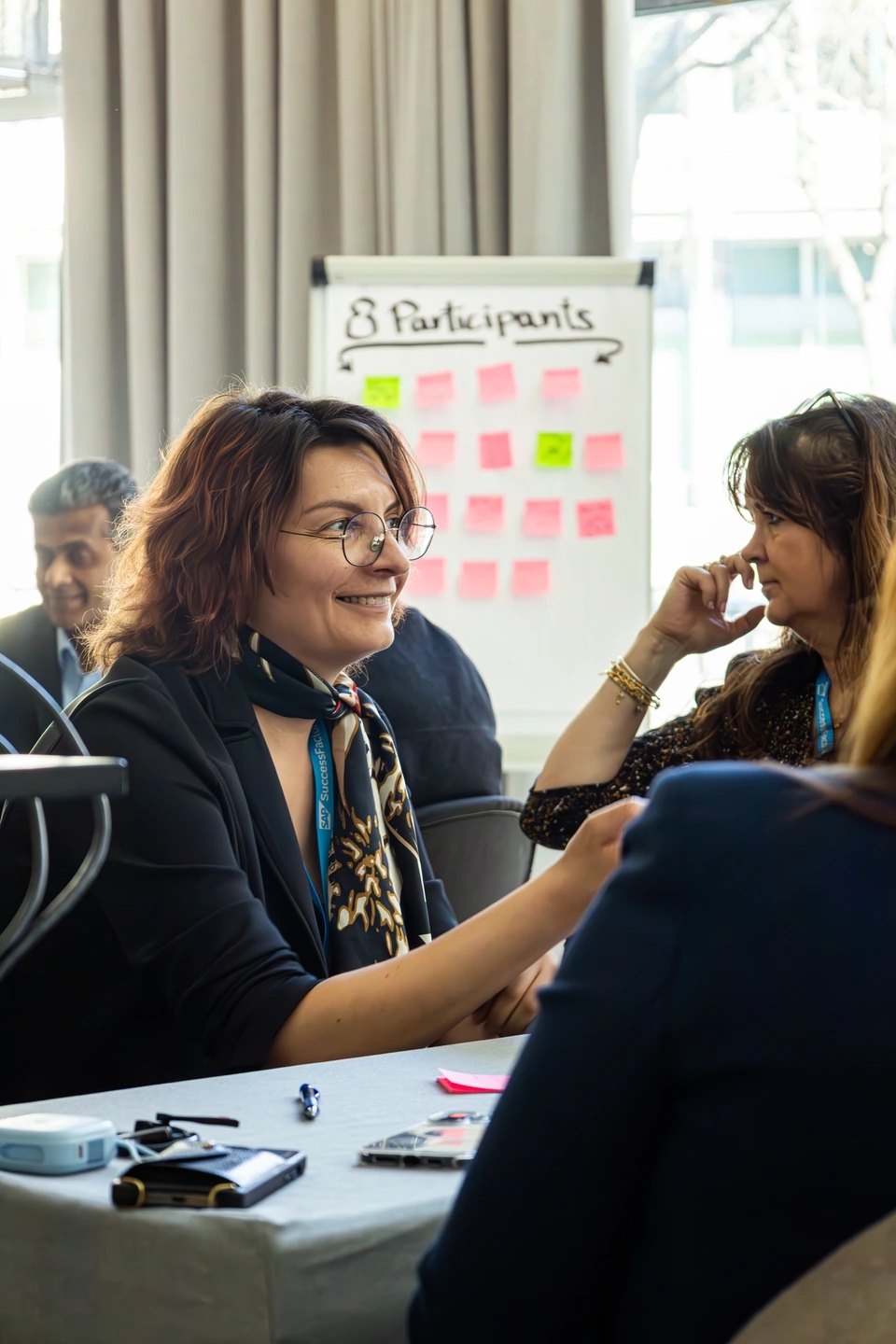 Mujer sonriendo en el teambuilding en el evento SAP Partner summit Barcelona 2025 en La illa Diagonal.