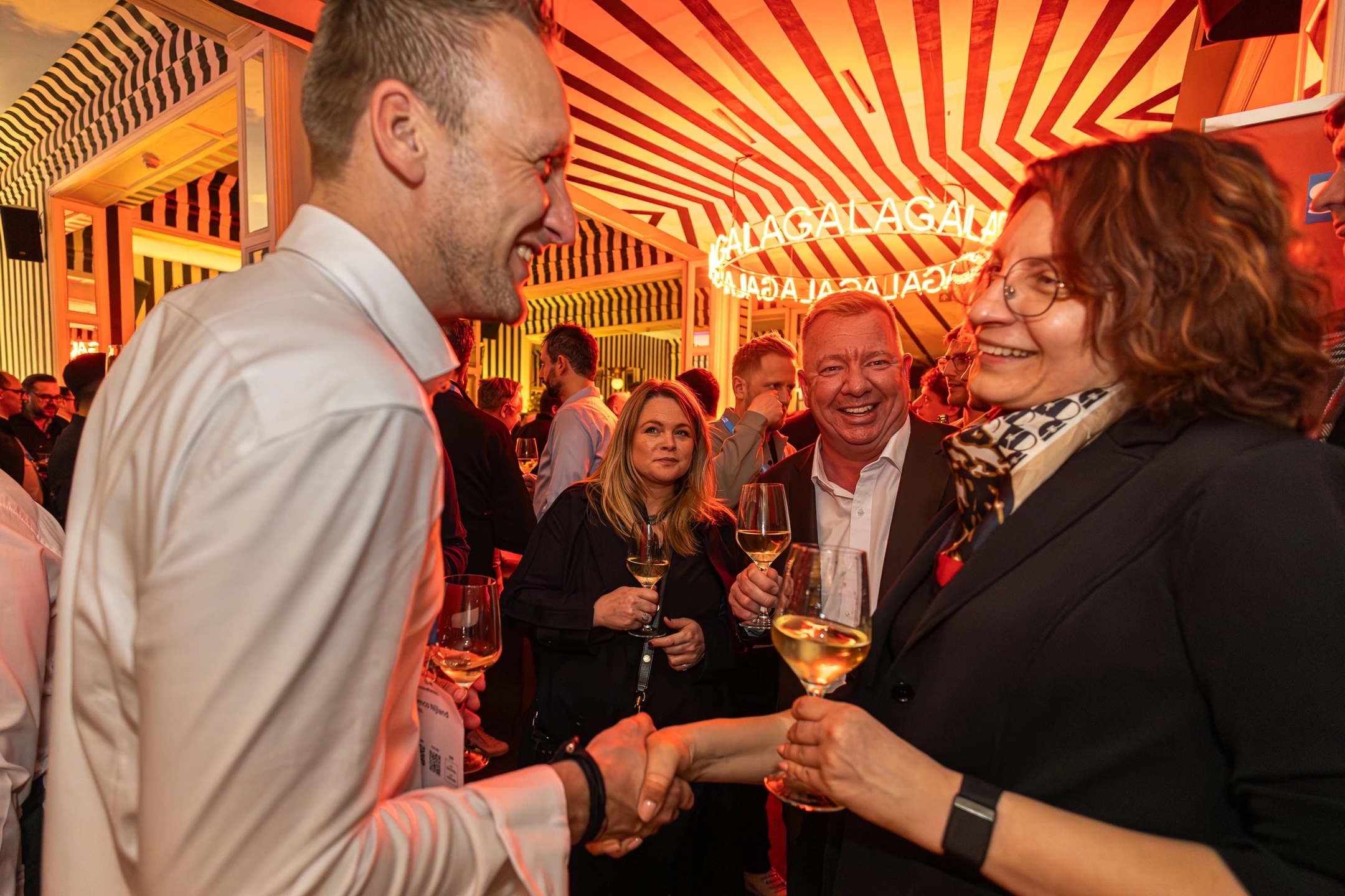 Grupo riendo, brindando y charlando en el restaurante Gala en el evento SAP Partner summit Barcelona 2025.