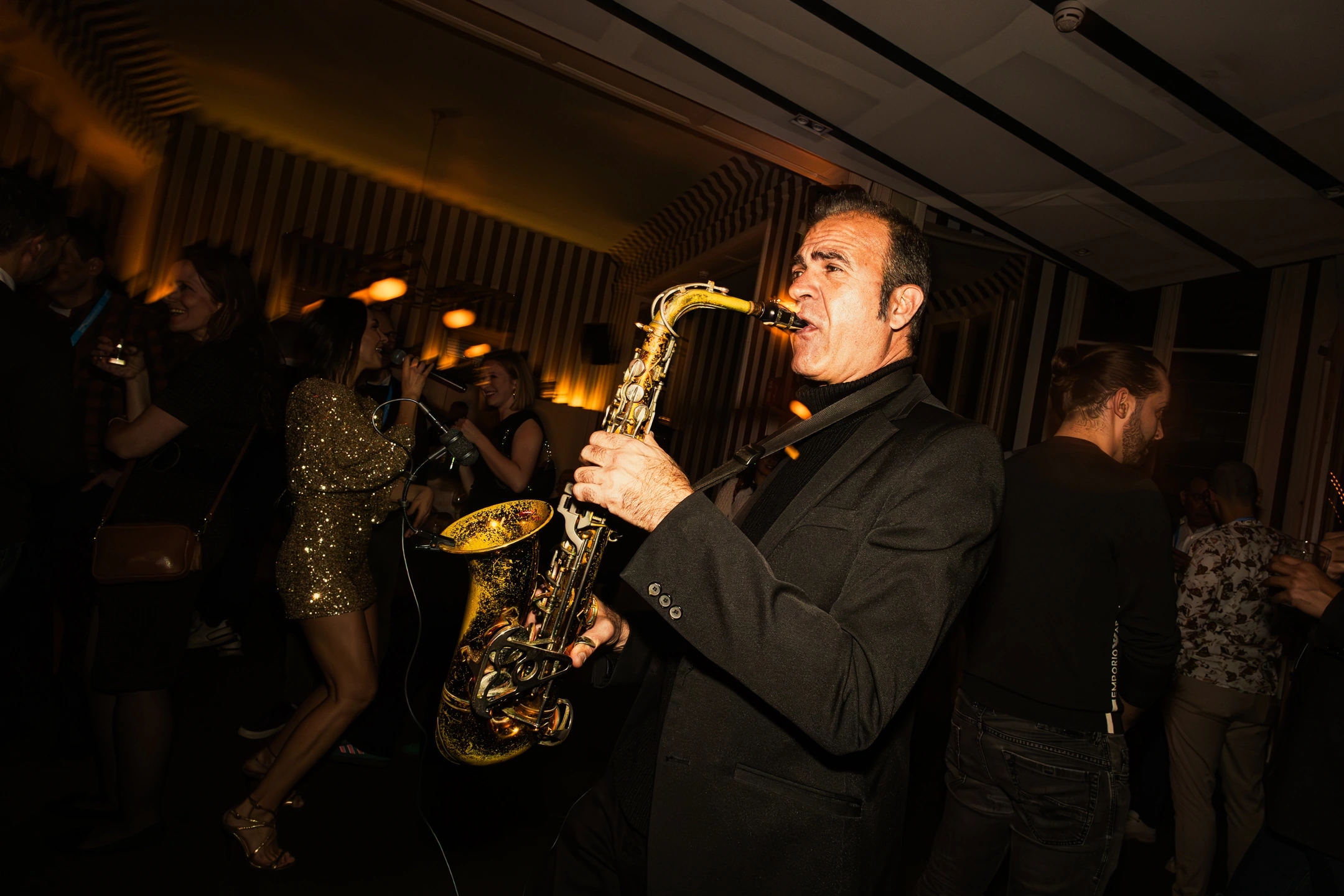 Saxofonista actuando en el restaurante Gala en el evento SAP Partner summit Barcelona 2025.