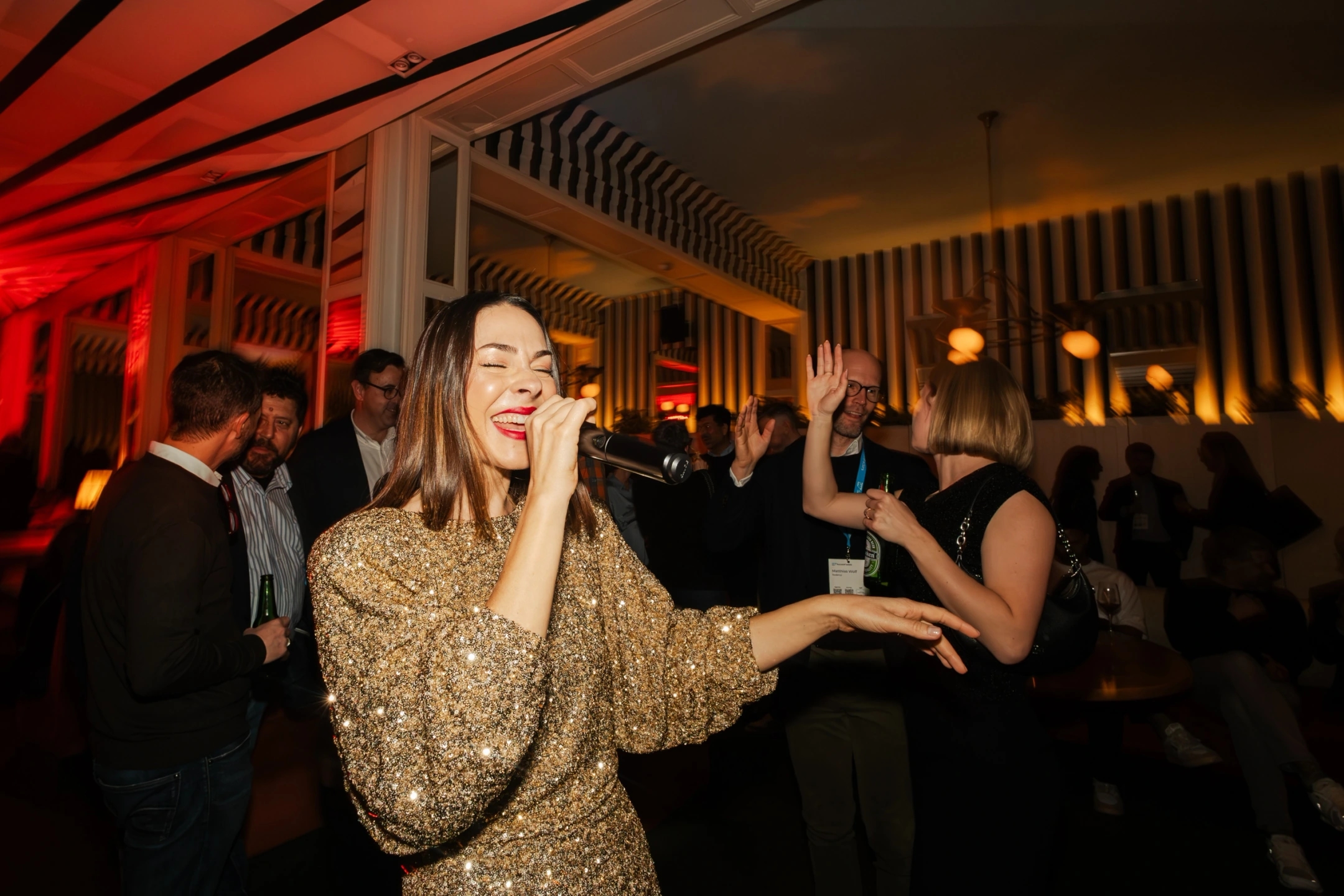 Cantante actuando en el restaurante Gala en el evento SAP Partner summit Barcelona 2025.