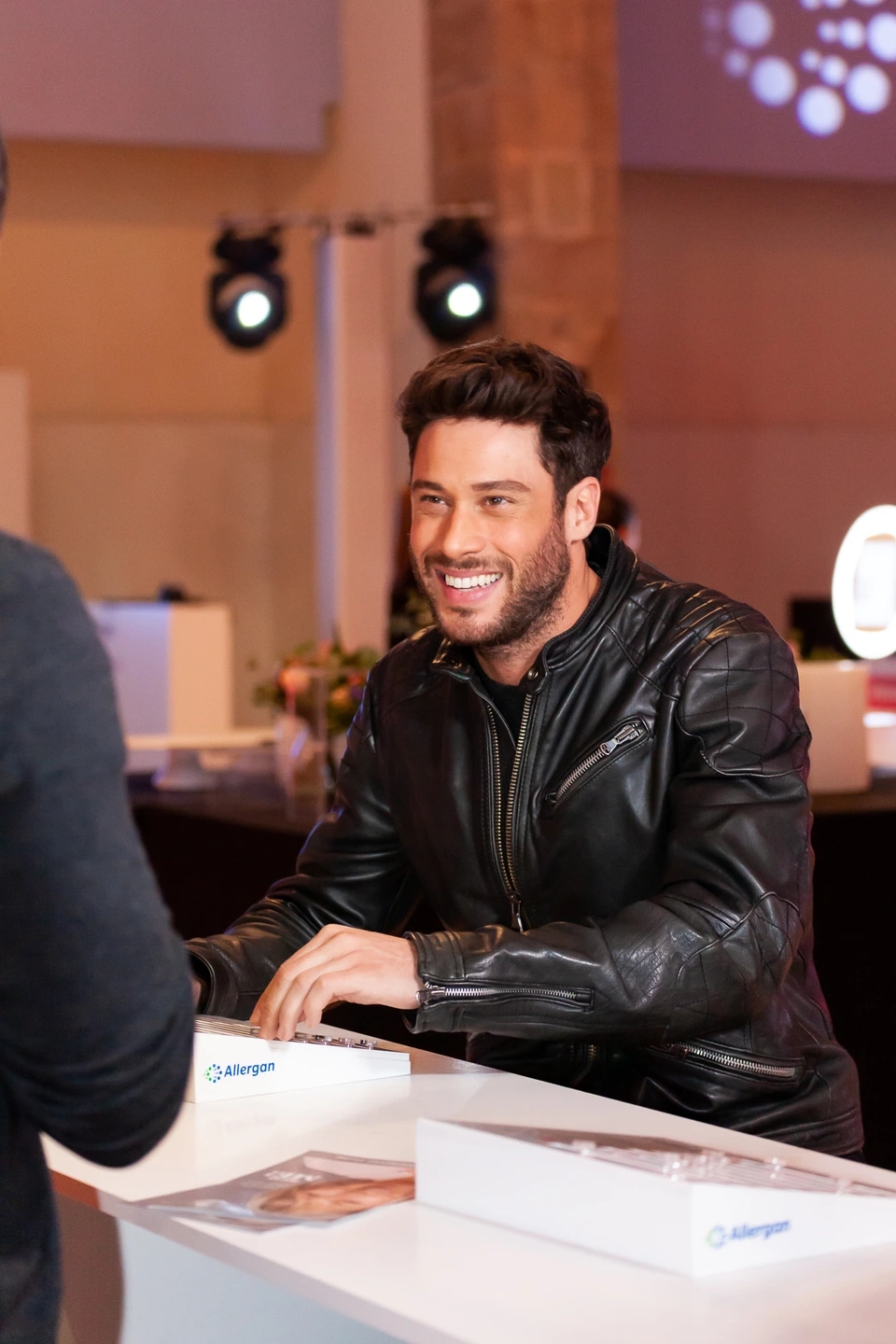 Fotografías de evento para Vogue España y Allergan Belleza con influencers top en colaboración con Condé Nast. En la foto se ve a un influencer sonriendo sentado en el Museo Marítimo de Barcelona