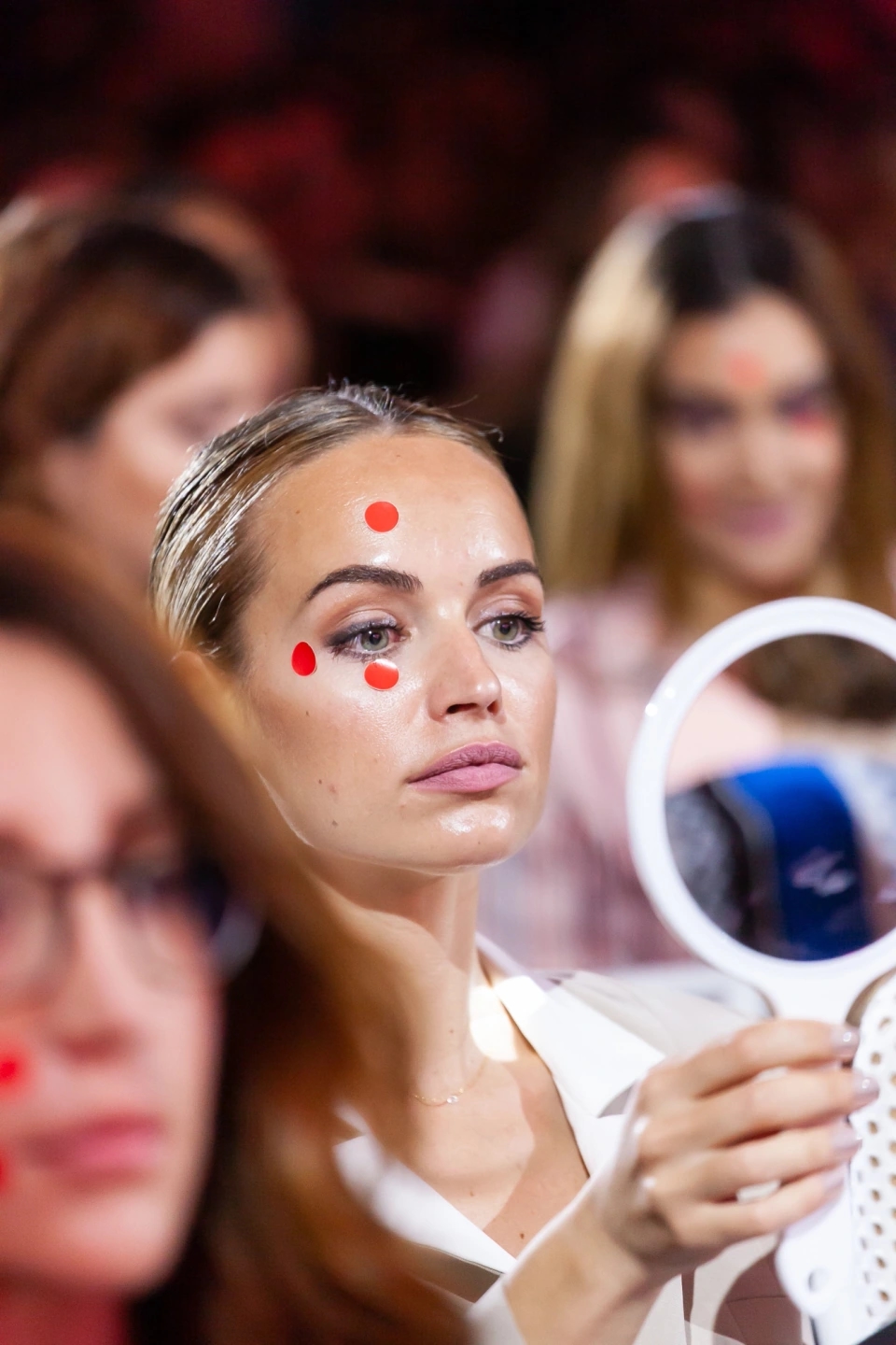 Fotografías de evento para Vogue España y Allergan Belleza con influencers top en colaboración con Condé Nast. En la fotografía aparece una influencer española con pegatinas en la cara