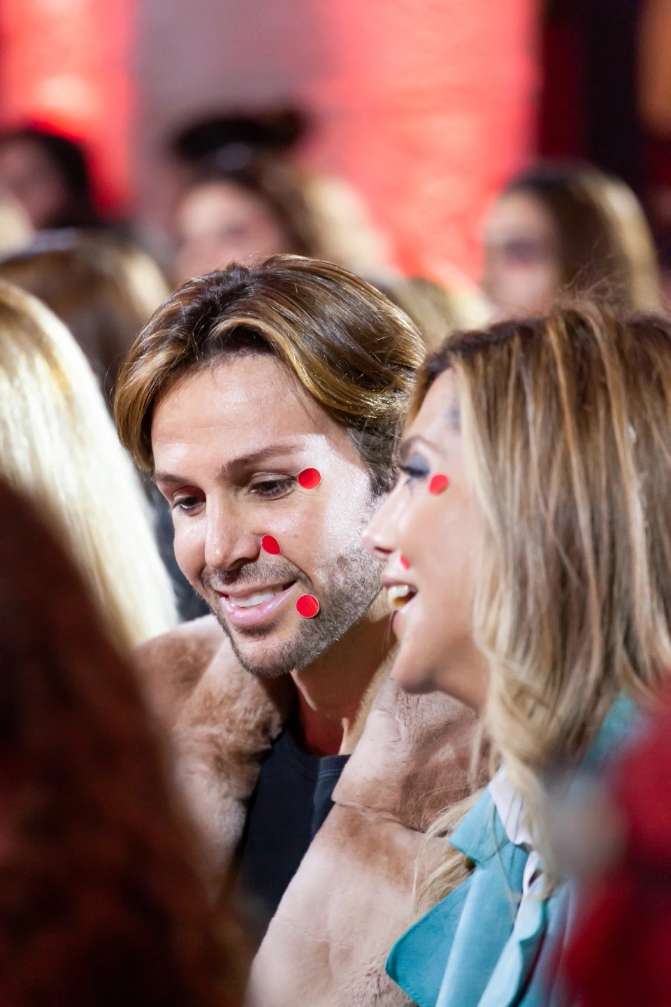 Fotografías de evento para Vogue España y Allergan Belleza con influencers top en colaboración con Condé Nast. En la foto aparece un influencer muy famoso con pegatinas en la cara.