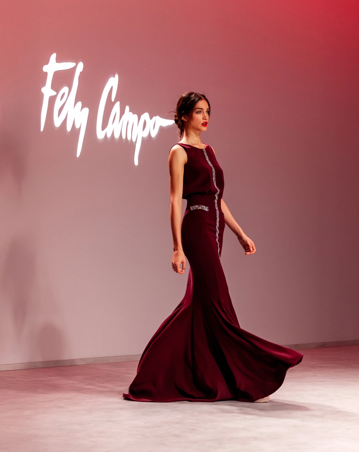 Modelo con vestido rojo de invitada de frente en el desfile de Fely Campos para la Barcelona Bridal Fashion Week.