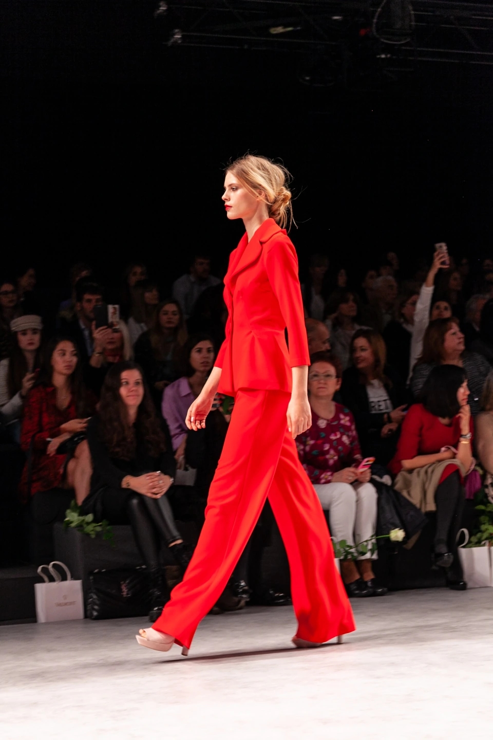 Modelo con vestido de invitada en el desfile de Fely Campos para la Barcelona Bridal Fashion Week.