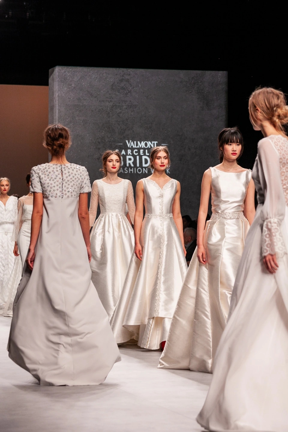 Modelos con vestidos de novia de frente en el desfile de Cristina Tamborero para la Barcelona Bridal Fashion Week.