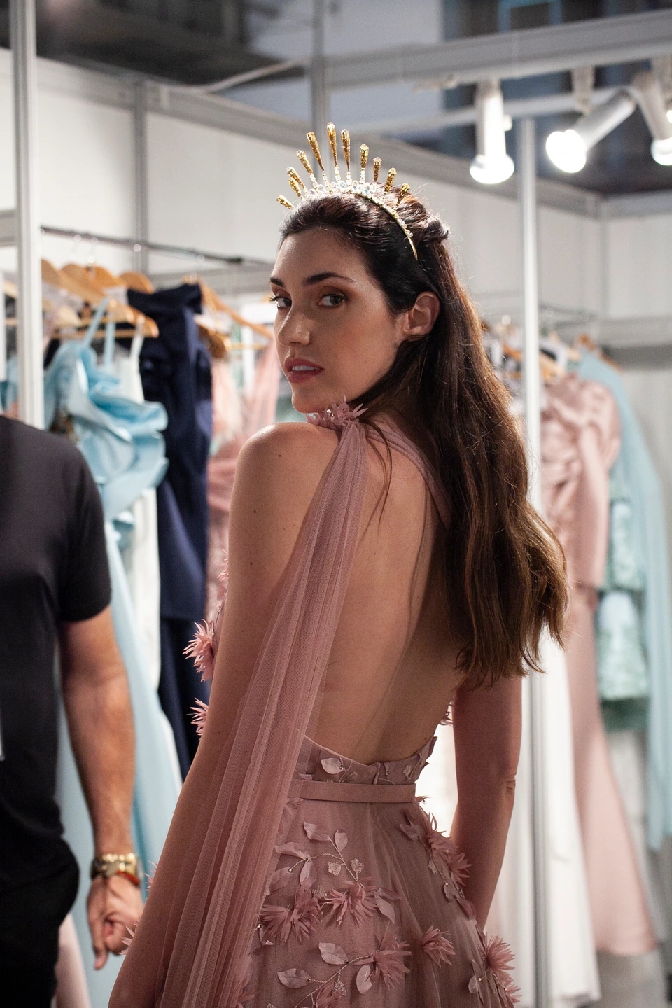Modelo posando con su vestido de novia color rosa pálido en el backsatge de Sedomir Rodríguez de la Sierra para la pasarela de Barcelona Bridal Fashion Week.