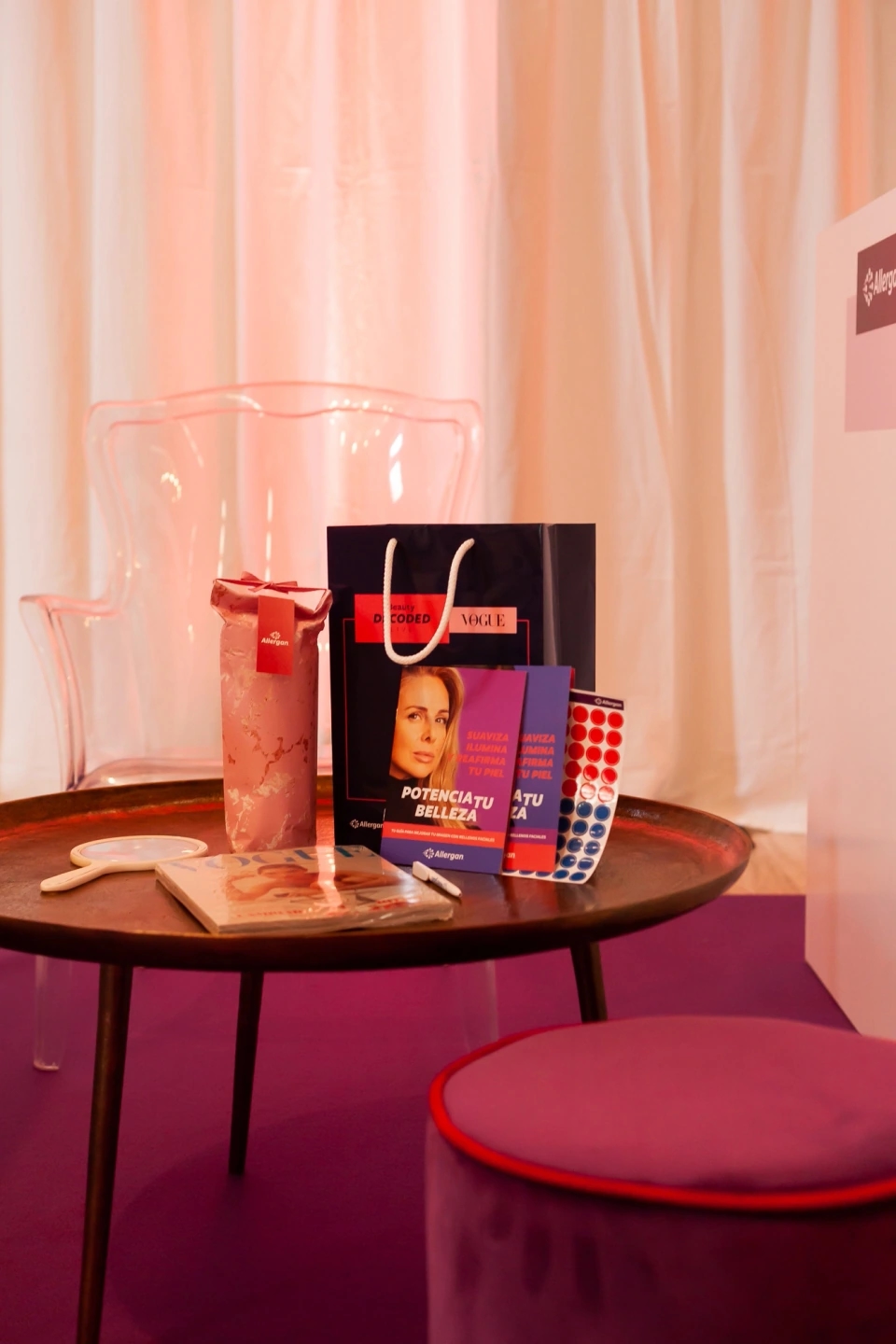 Fotografías de evento para Vogue España y Allergan Belleza con influencers top en colaboración con Condé Nast. En la foto se ve todo el montaje de regalo encima de una mesa de café en el Museo Marítimo de Barcelona
