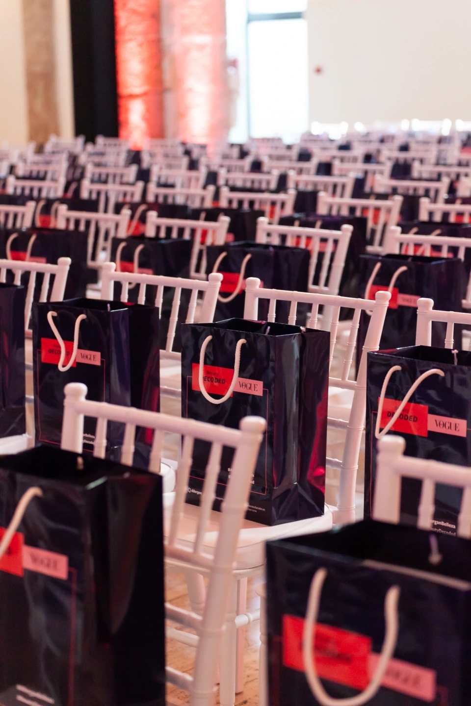Fotografías de evento para Vogue España y Allergan Belleza con influencers top en colaboración con Condé Nast. En la foto aparecen las sillas vacías con bolsas de regalo dentro.
