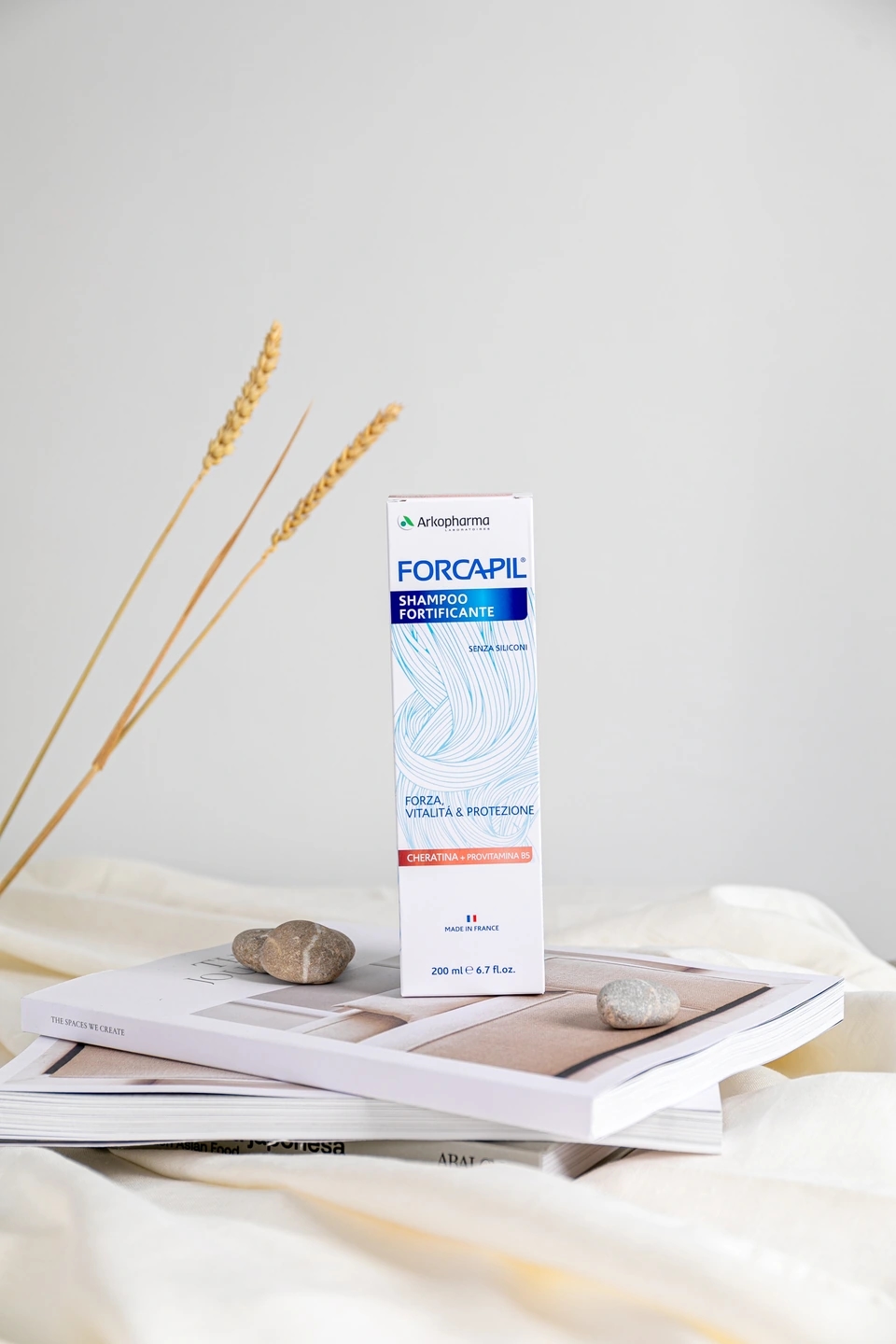 Caja de champú fortificante con rama de maíz de Forcapil, producto de la farmacéutica Arkopharma para una sesión fotográfica creativa en Madrid.