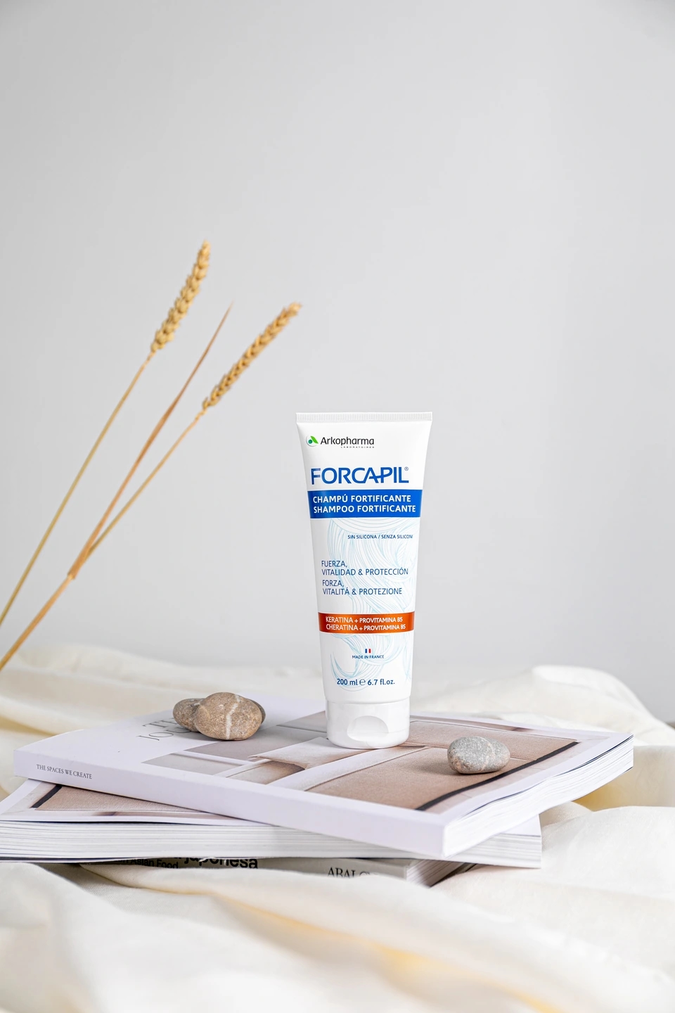 Campú fortificante en fondo neutro de la marca Forcapil, producto de la farmacéutica Arkopharma para una sesión fotográfica creativa en Madrid.