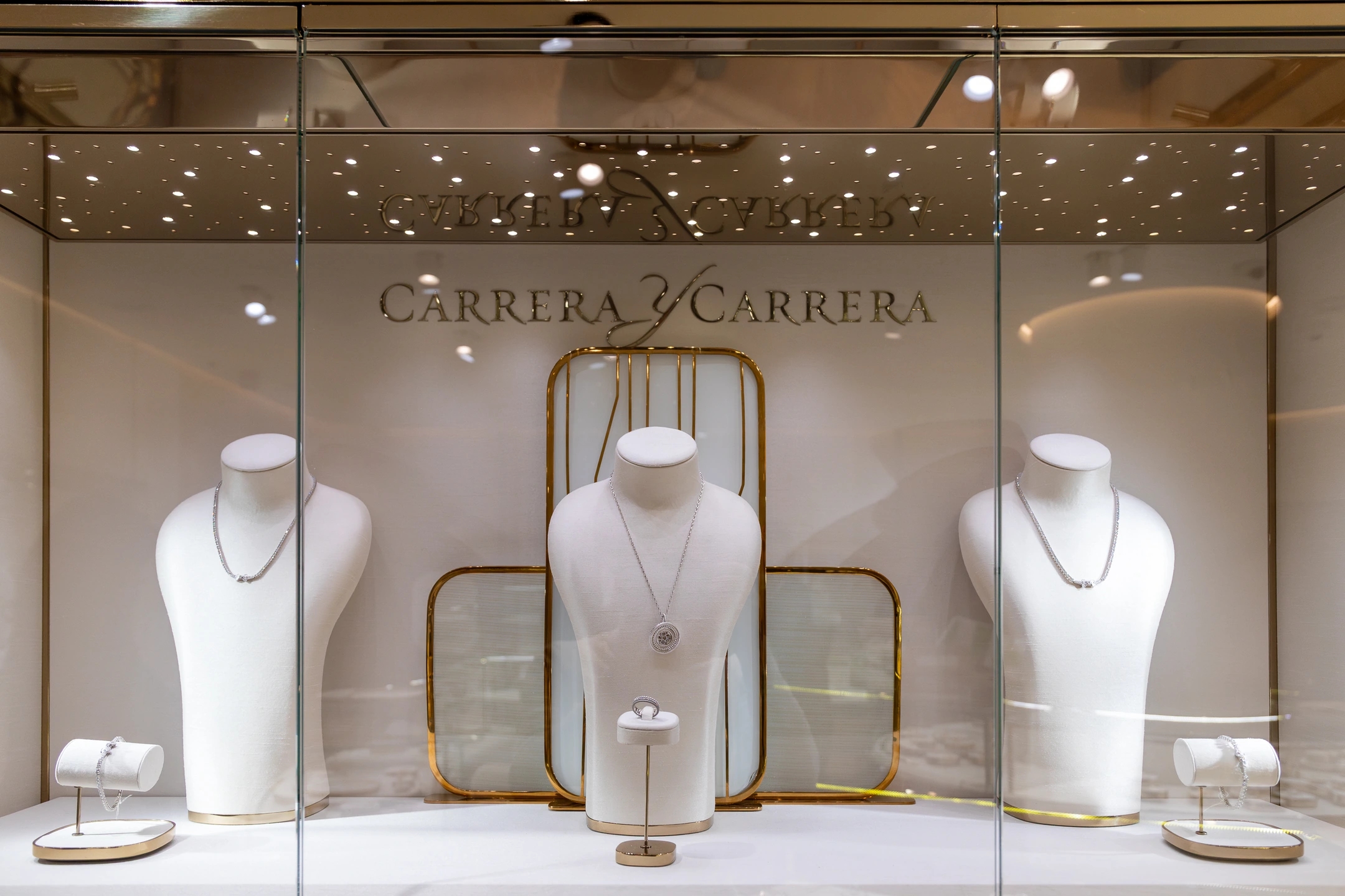 Preciosas joyas detrás de vitrina