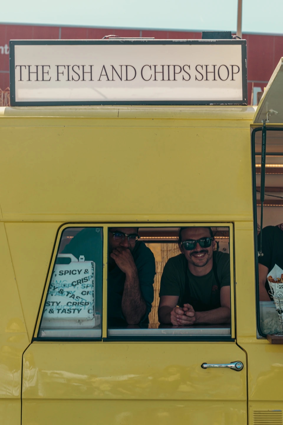 Parada de Fish and chips. Foodtruck durante el evento de la Regatta Iomramh, regata irlandesa anual de St. Patrick’s Day en el puerto de Barcelona.