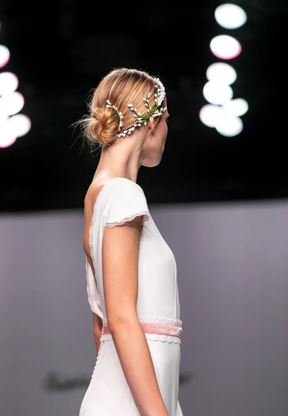Modelo enseñando el tocado de espaldas en ell desfile de Cristina Tamborero para la Barcelona Bridal Fashion Week.