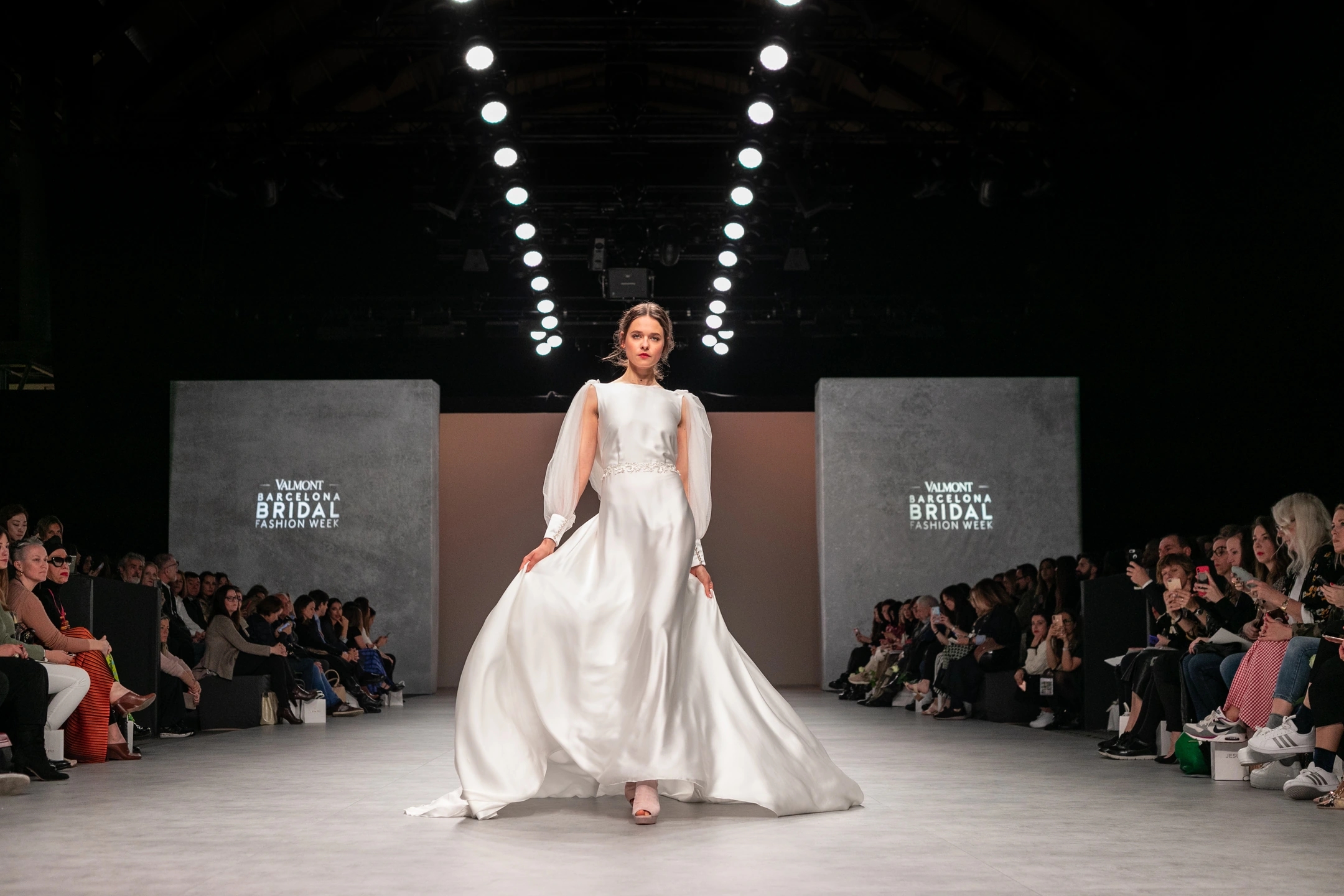 Modelo con vestido de novia de frente en el desfile de Fely Campos para la Barcelona Bridal Fashion Week.