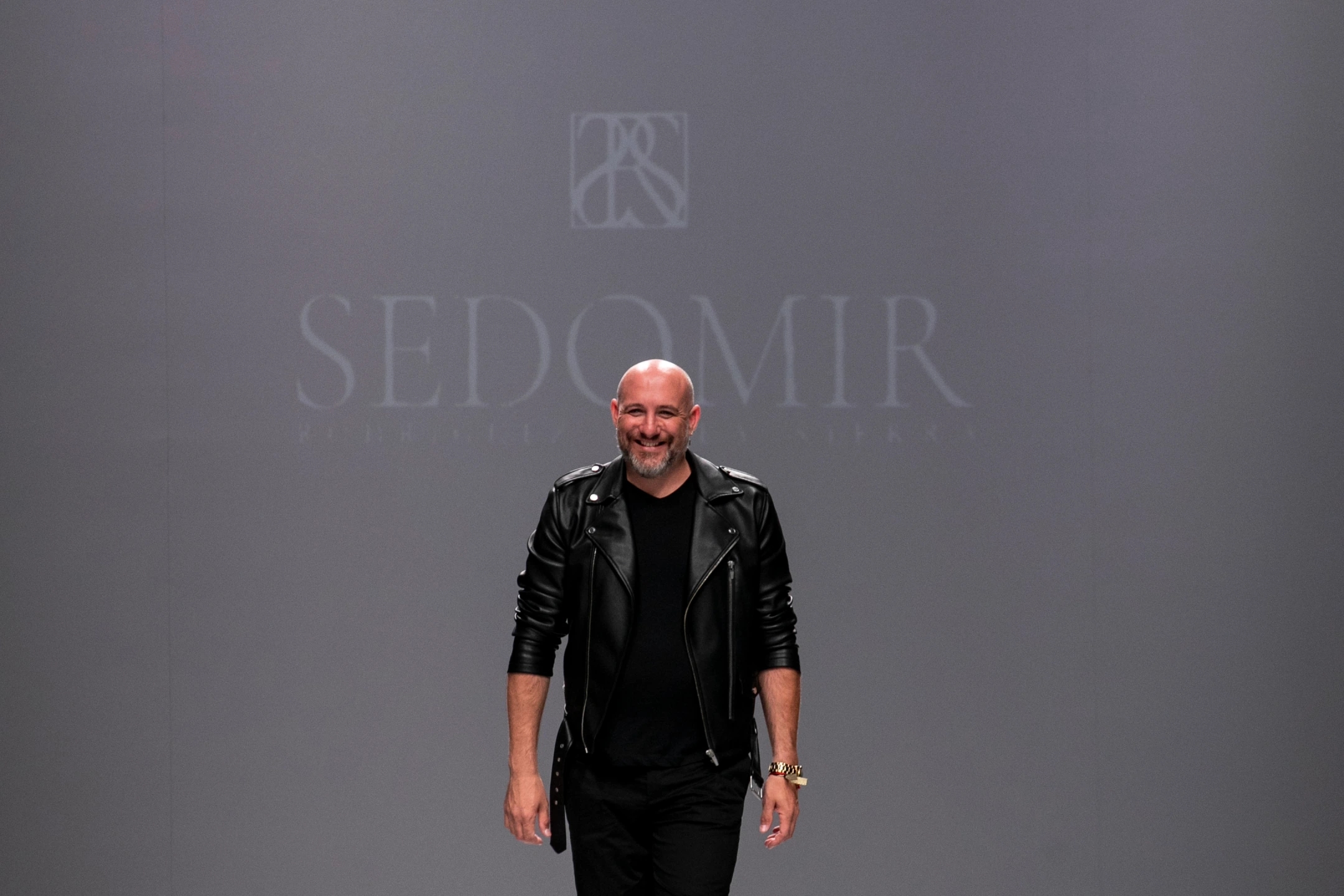 Sedomir entrando en su desfile para despedirse de la Barcelona Bridal Fashion Week.