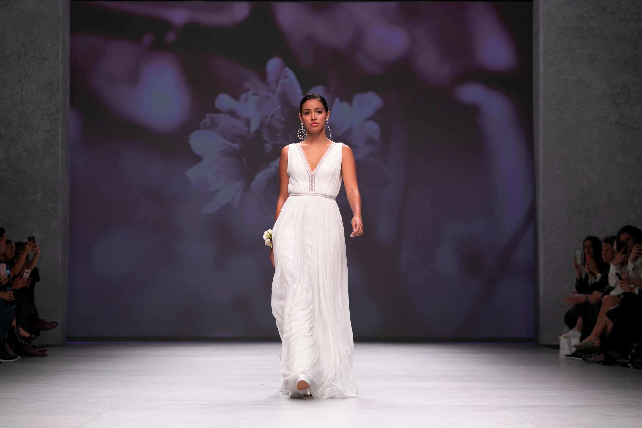 Modelo Cindy Kimberly desfilando en la pasarela con un vestido de novia de AIRE Barcelona. Pasarela de Valmont Barcelona Bridal Fashion Week.