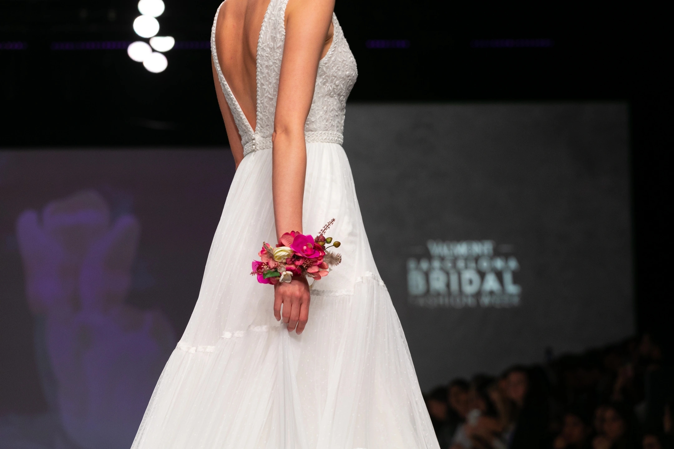 Modelo de espaldas en el desfile de novias de AIRE Barcelona. Pasarela de Valmont Barcelona Bridal Fashion Week.