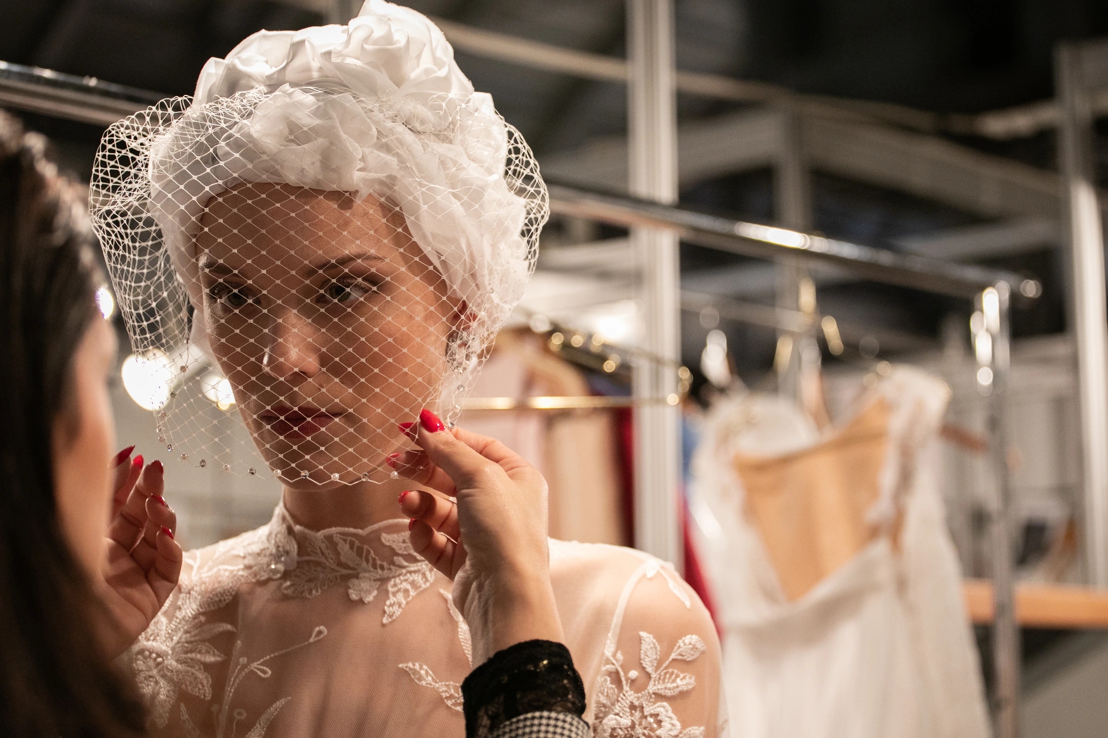 Modelo con tocado de novia de frente en el backstage del desfile de Flora para la Barcelona Bridal Fashion Week.