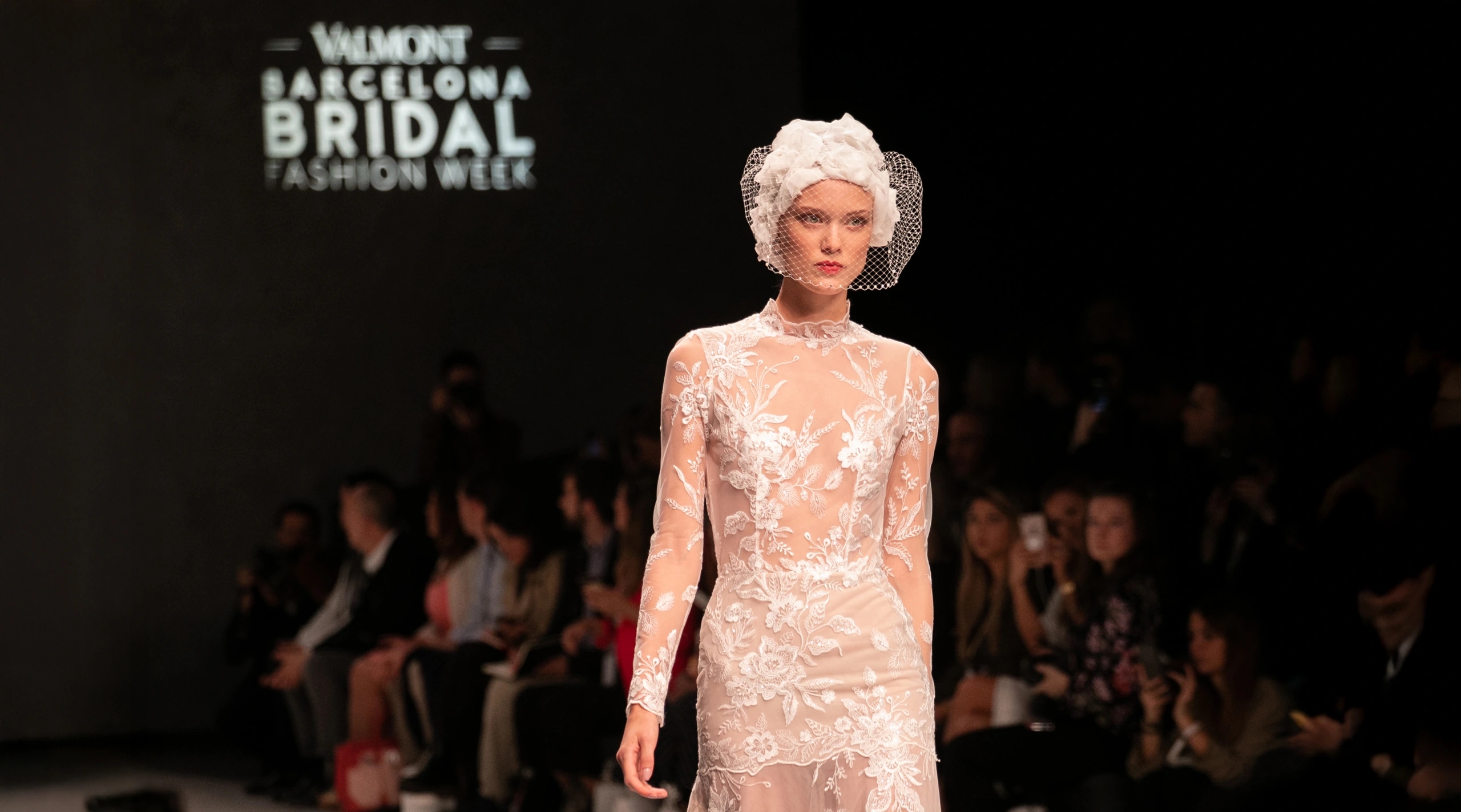 Modelo con vestido de novia de frente en el desfile de Flora para la Barcelona Bridal Fashion Week.