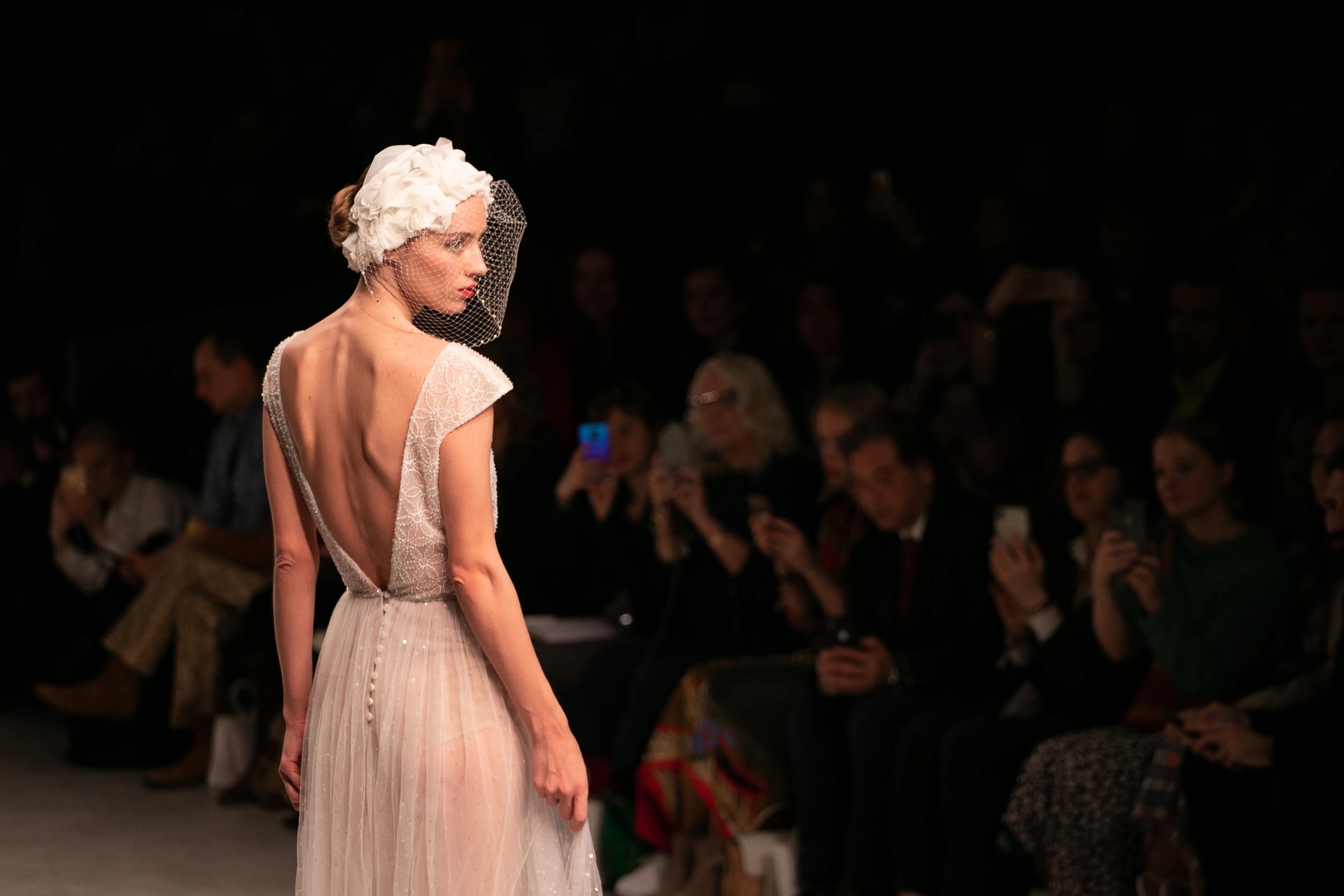 Modelo con vestido de novia de espaldas en el desfile de Flora para la Barcelona Bridal Fashion Week.