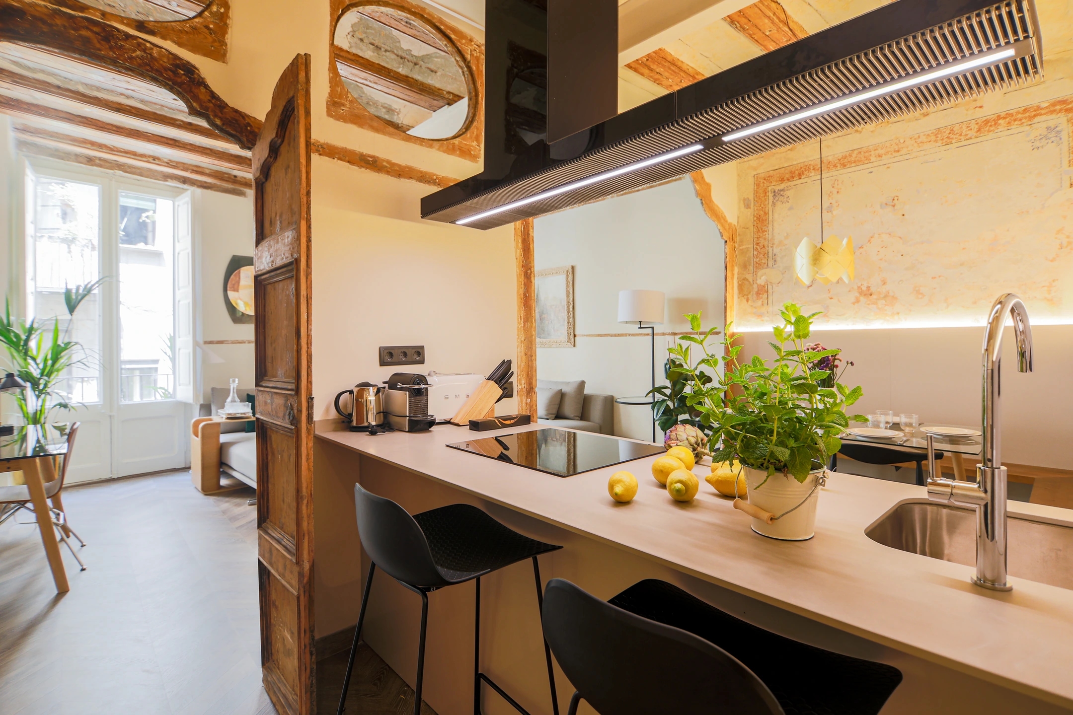 Cocina en calle del Carme de Barcelona. Estilo clásico modernista, con estetica actual. Colores crema suaves y paredes con los mosaicos originales.