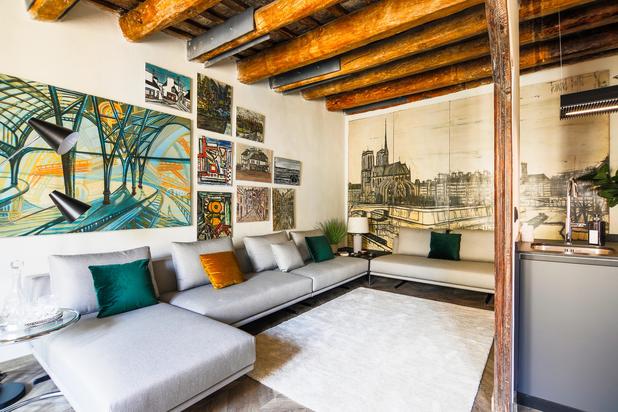 Foto del salón en calle del Carme de Barcelona. Estilo clásico modernista, con estetica actual. Colores oscuros, paredes repletas de cuadros. Estética abarrotada quiche.