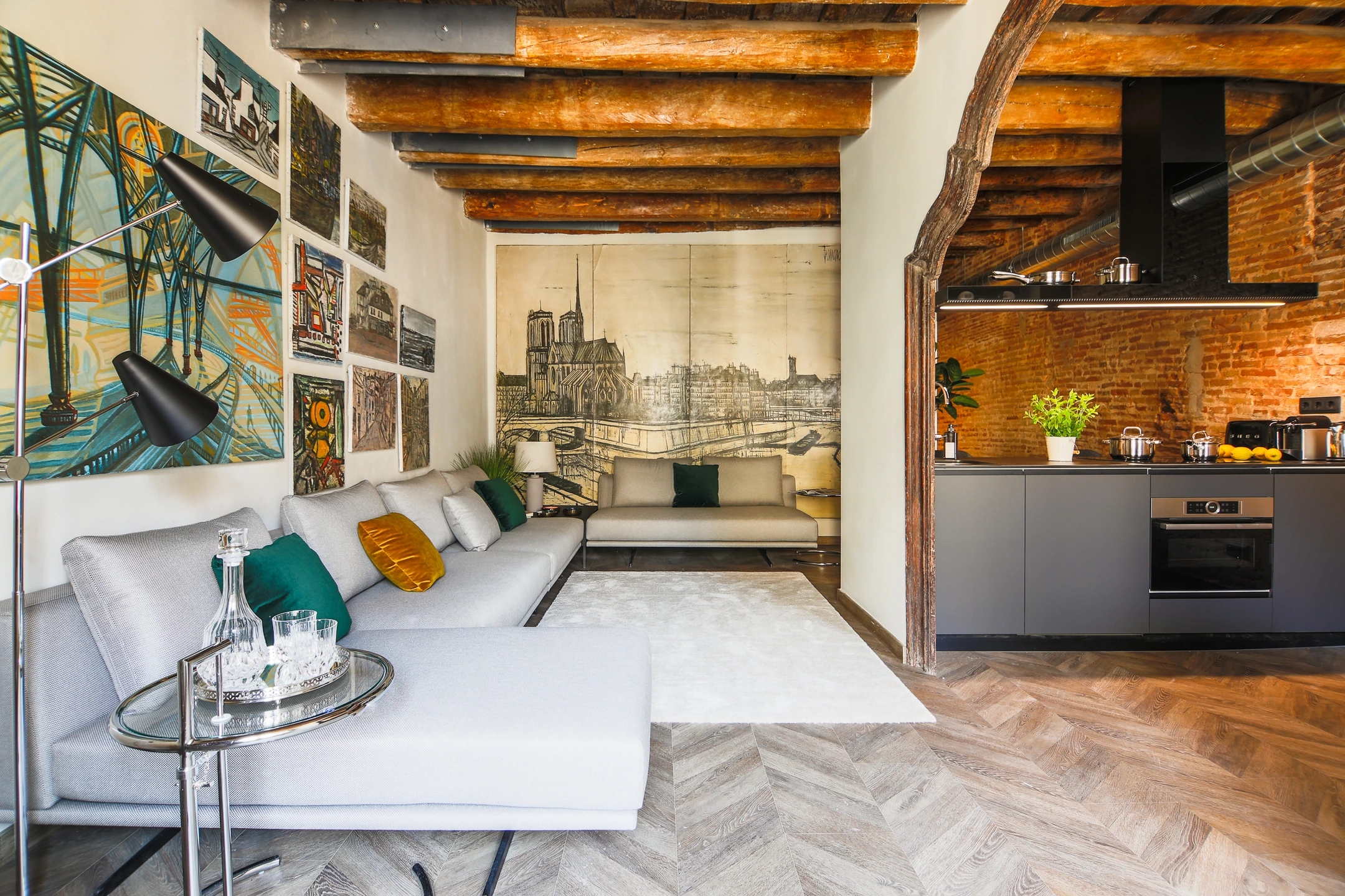 Foto del salón en calle del Carme de Barcelona. Estilo clásico modernista, con estetica actual. Colores oscuros, paredes repletas de cuadros. Estética abarrotada quiche.