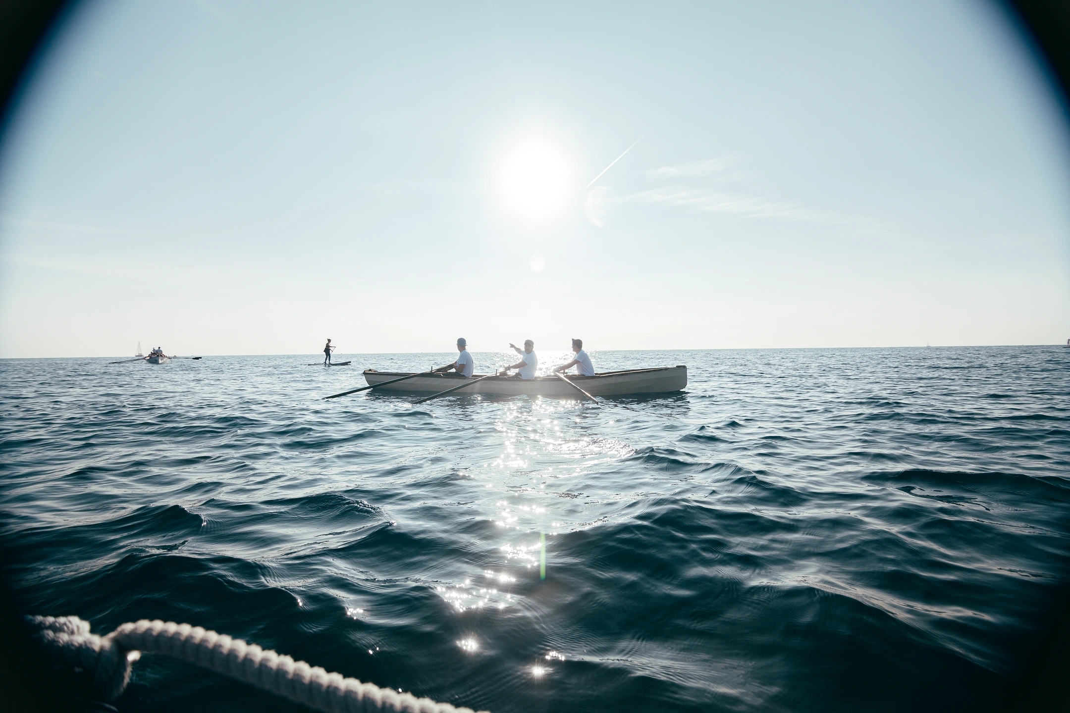 Fotografía un currach tradicional esperando en el mar. Reportaje fotográfico de la Regatta Iomramh, regata irlandesa anual de St. Patrick’s Day en el puerto de Barcelona.