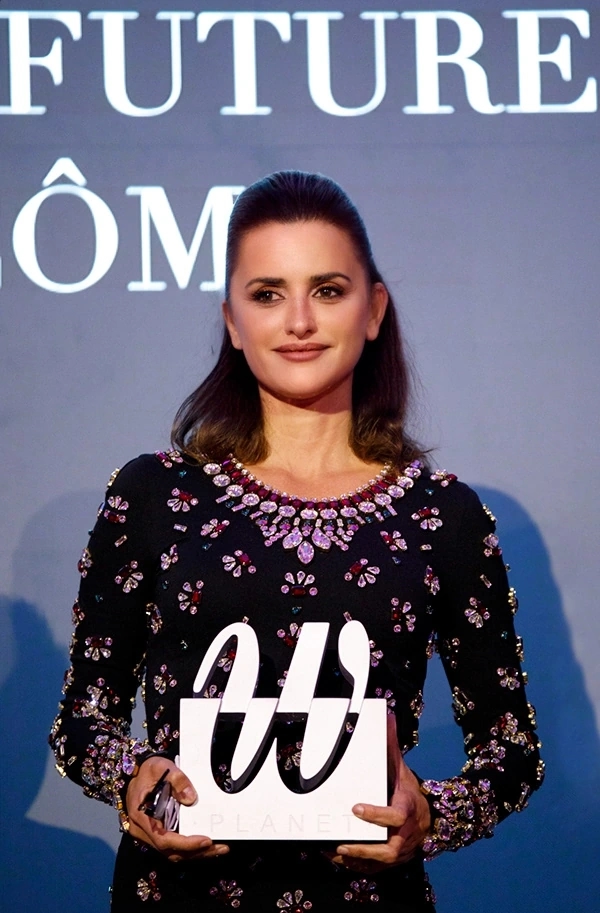 Penélope Cruz posando en el casino de Madrid. La revista Woman premia el talento femenino en su IX Edición de los Premios Woman. Prensa ibérica.