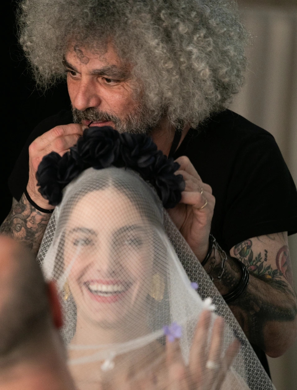 Modelo siendo peinada por el equipo de l'Óreal para el desfile de Beba's en la Barcelona Bridal Fashion Week. Le están poniendo una horquilla en el tocado para que aguante.