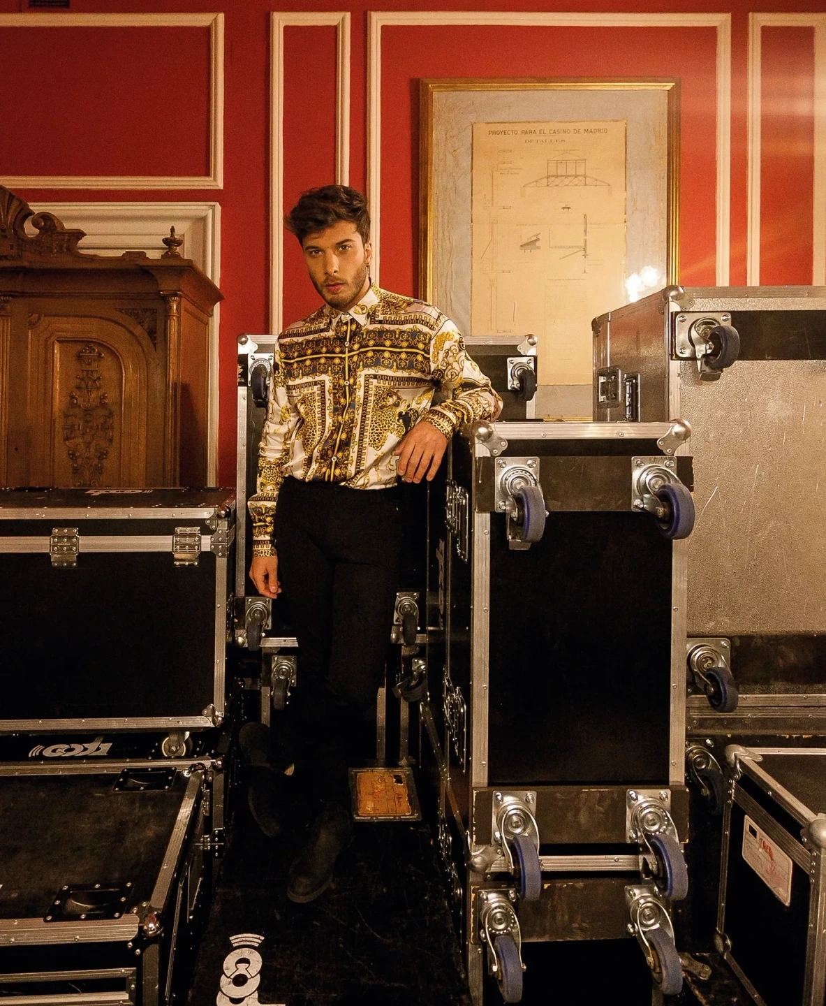 Blas Cantó posando en el casino de Madrid. La revista Woman premia el talento femenino en su IX Edición de los Premios Woman. Prensa ibérica.