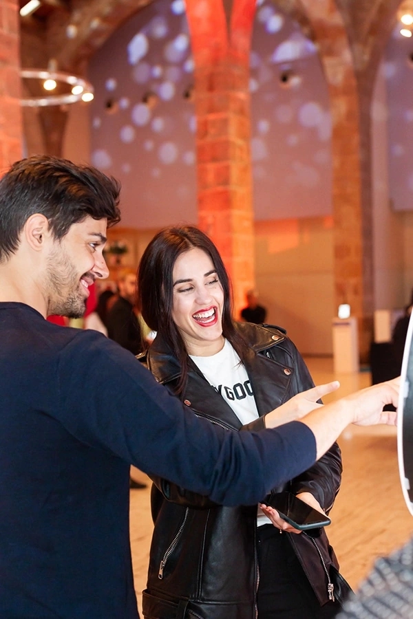 Fotografías de evento para Vogue España y Allergan Belleza con influencers top en colaboración con Condé Nast. En la foto se a Patry Jordán sonriendo mientras toca una pantalla en el Museo Marítimo de Barcelona