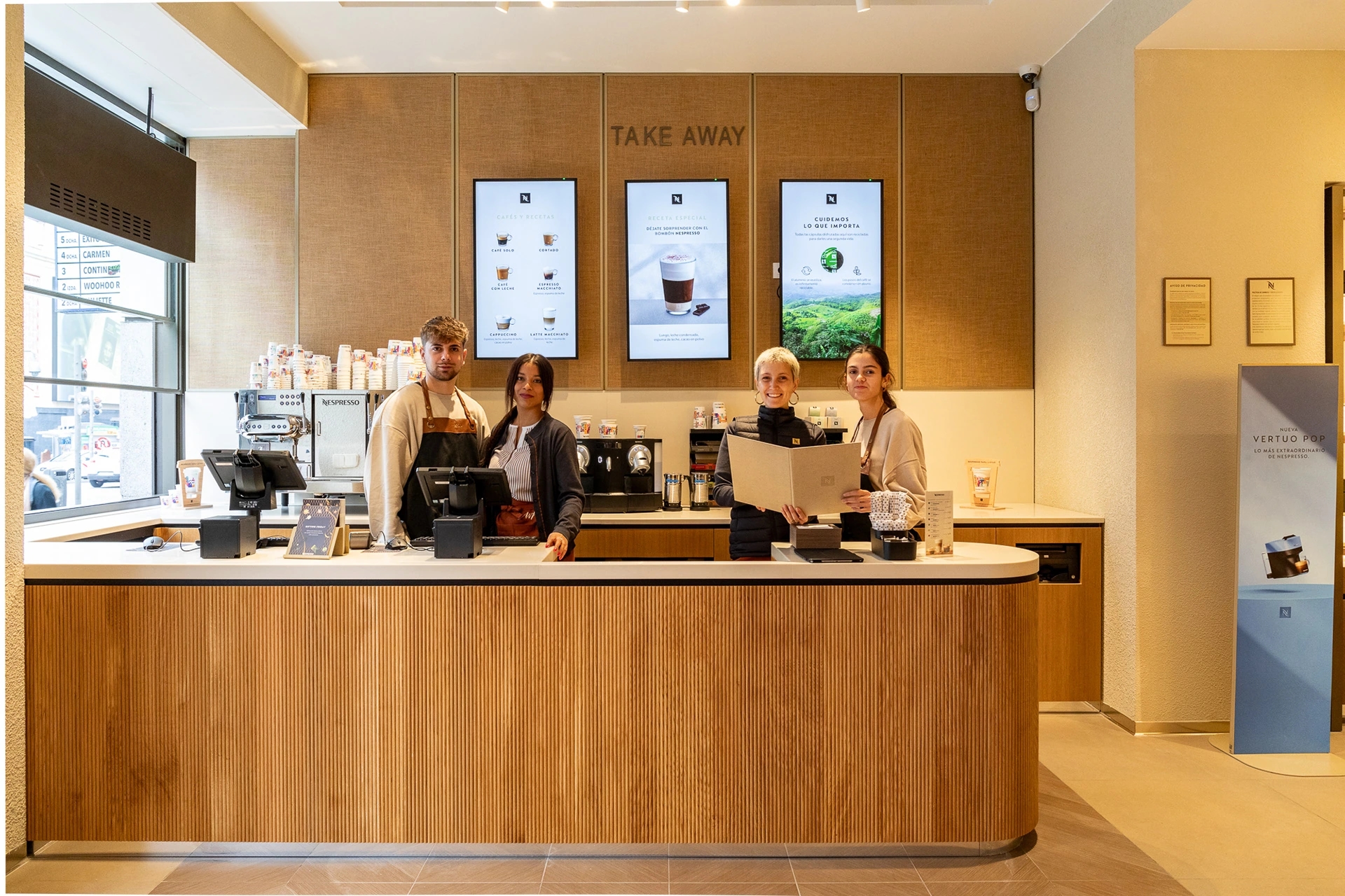 Equipo de la tienda detrás del mostrador en la tienda Nespresso gran vía de Madrid