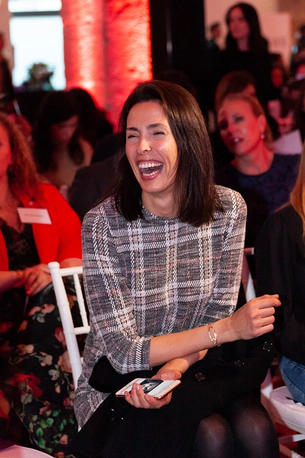 Fotografías de evento para Vogue España y Allergan Belleza con influencers top en colaboración con Condé Nast. En la foto se ve a una influencer sonriendo sentada en el Museo Marítimo de Barcelona