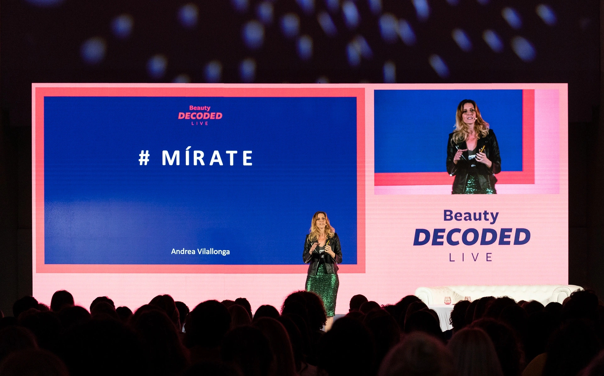 Fotografías de evento para Vogue España y Allergan Belleza con influencers top en colaboración con Condé Nast. En la foto aparece la coach Andrea Vilallonga dando un discurso al público en un escenario del Museo Marítimo de Barcelona