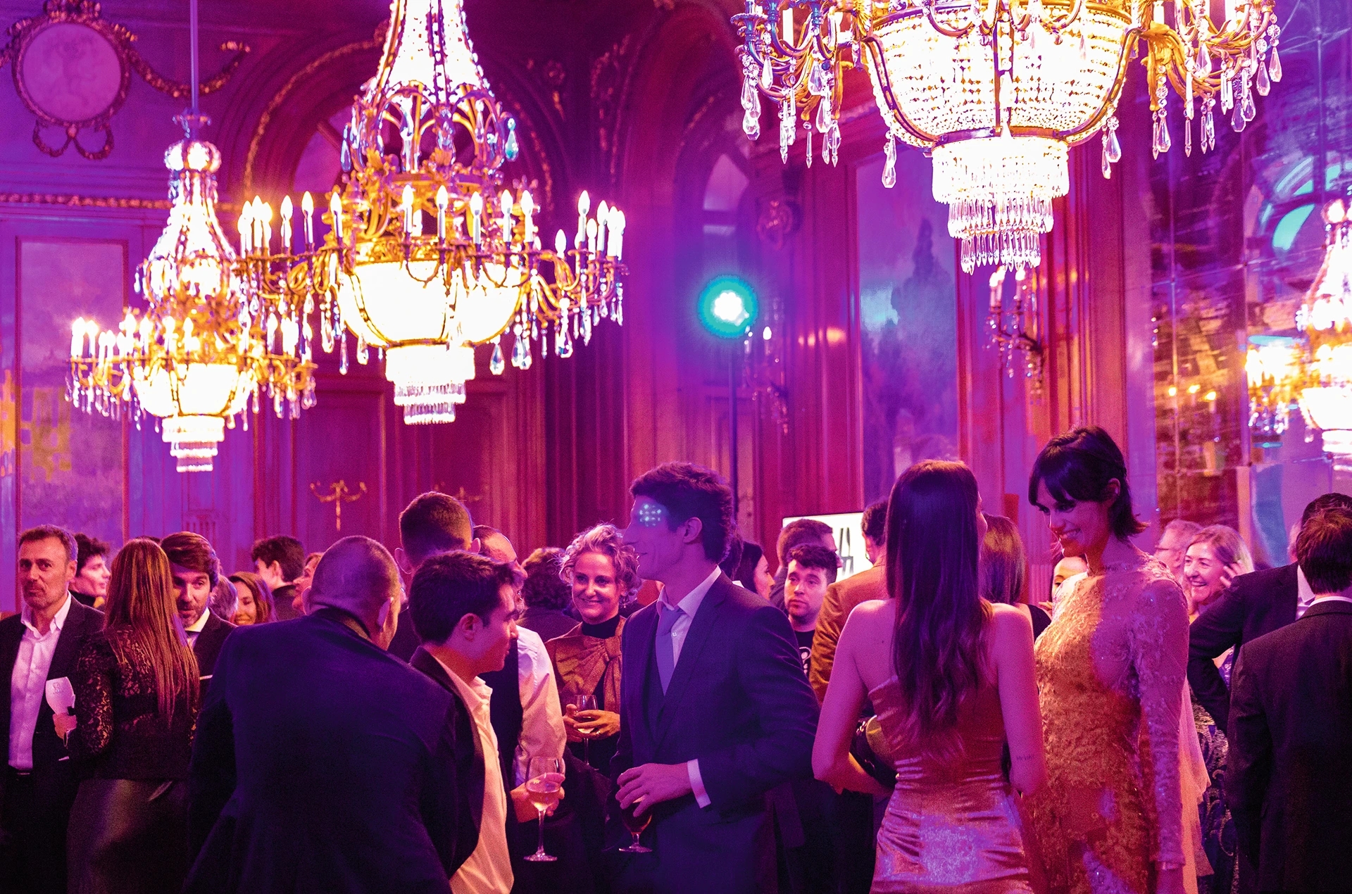 Gente bailando en el casino de Madrid. La revista Woman premia el talento femenino en su IX Edición de los Premios Woman. Prensa ibérica.