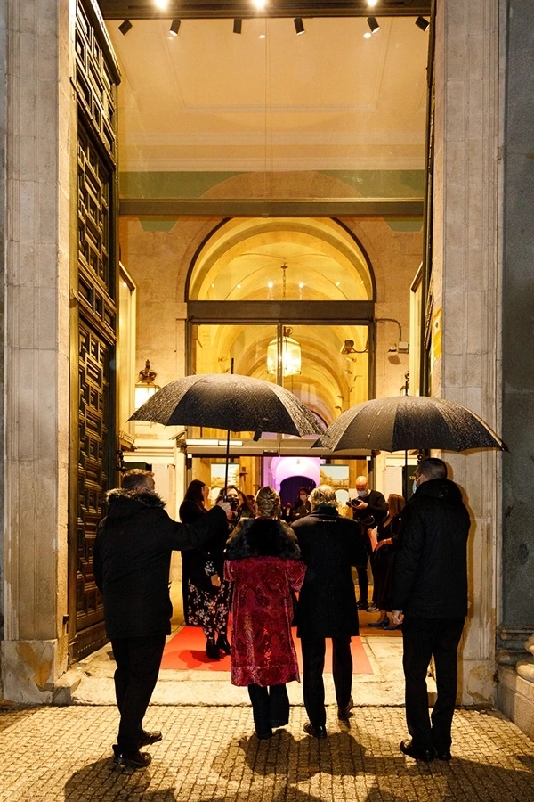 Gente entrando al casino de Madrid. La revista Woman premia el talento femenino en su IX Edición de los Premios Woman. Prensa ibérica.
