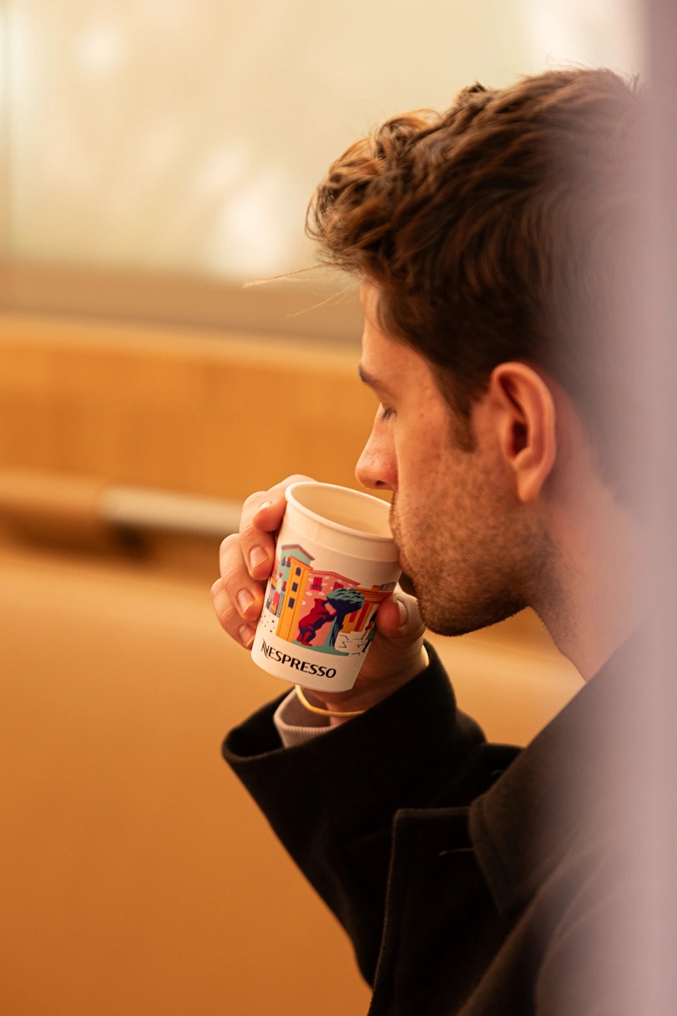 Hombre bebiendo café en la tienda Nespresso gran vía de Madrid